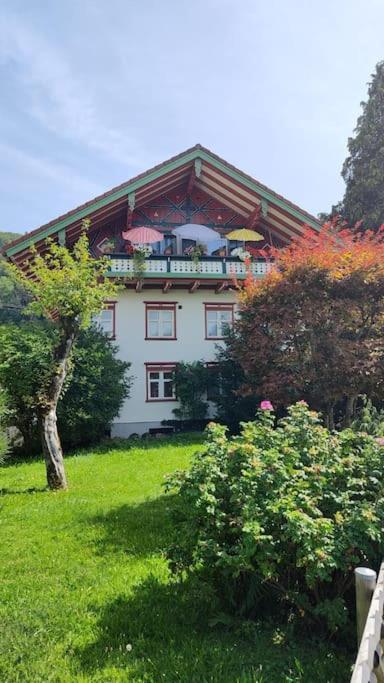 Ferienwohnung Resl - Geschmackvoll Renoviert & Zentral Im Historischen Schindelhaus Oberstaufen Exterior foto